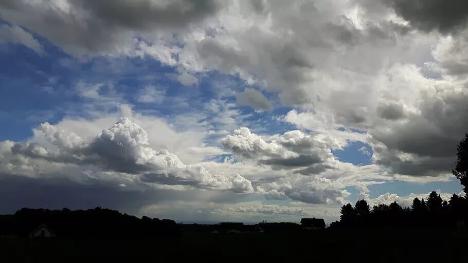 Хмурое небо. Серые облака. Небо покрытое тучами. Покрывшими небо тучами. Солнце в облаках.