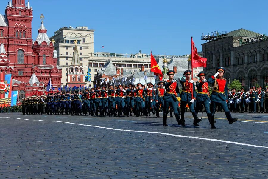 9 май кремль. Парад на красной площади 9 мая 2015 года. Парад на красной площади. Кремль парад 9 мая. Воинский парад на красной площади.