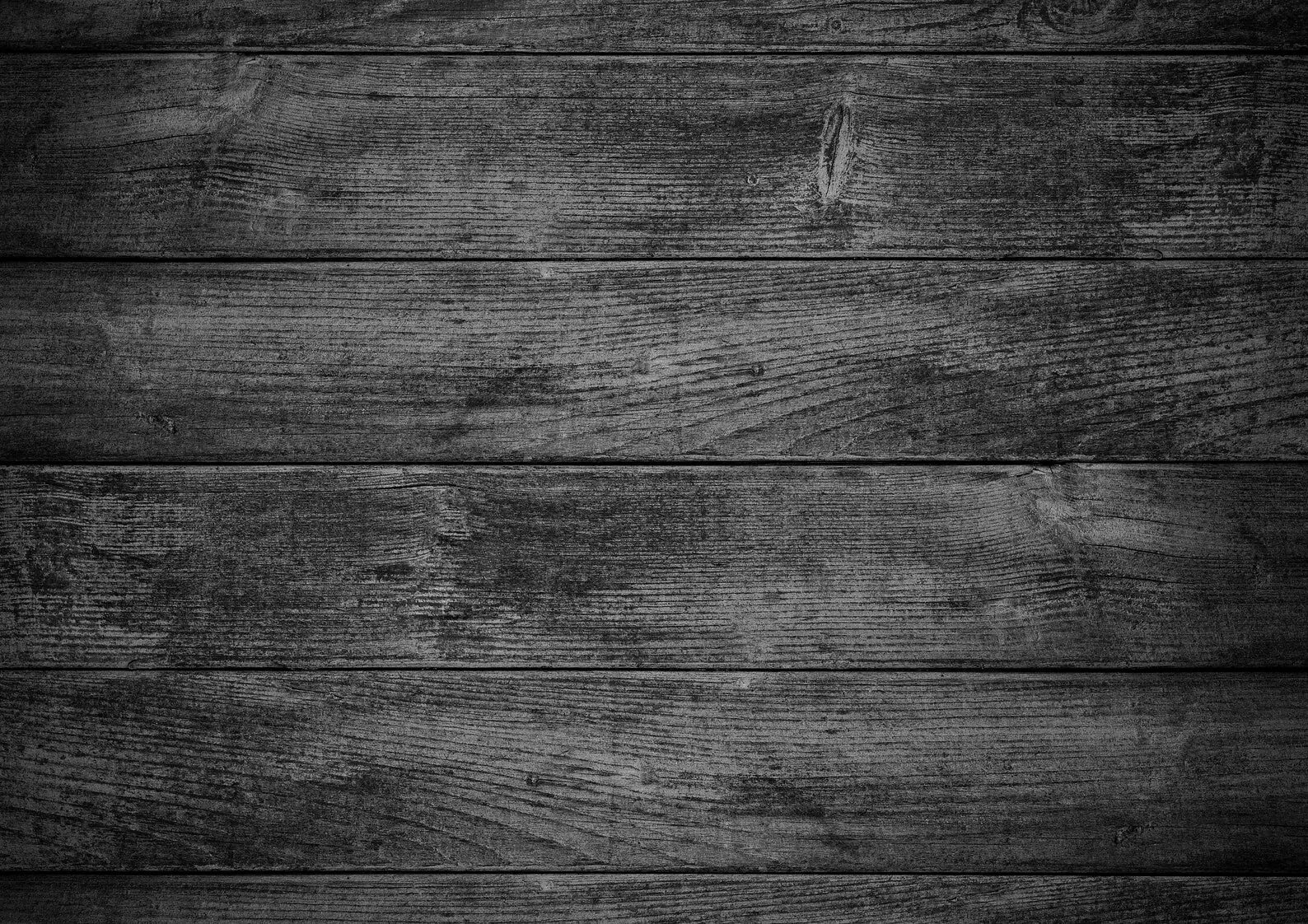 срез дерева. трещиноватая кора. жженное дерево. черное дерево фон. красивая текстура дерева.