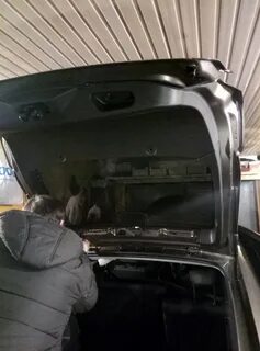 Как снять внутреннюю обшивку багажника