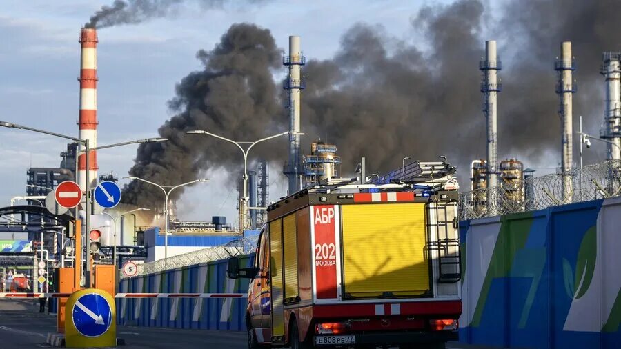 Факел капотня 2005. Пожар на нпз в москве. Факел в капотне сейчас. Нефтеперерабатывающий завод в капотне. Пожар на нпз в капотне.