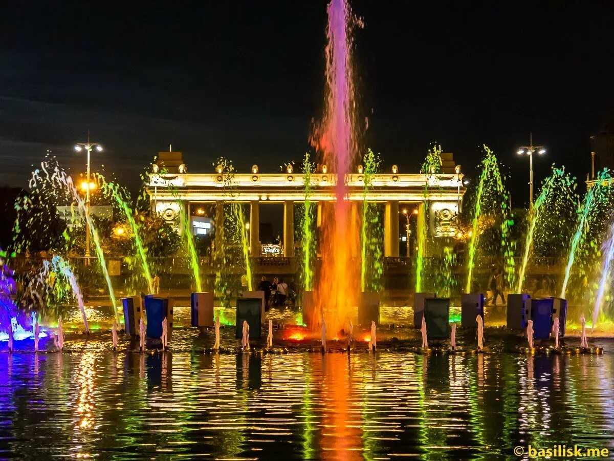 Про парк горького. Парк культуры Горького Москва. Парк Горького Москва фонтанчики. Фонтанная площадь парк Горького Москва. Центральный парк Горького Москва.