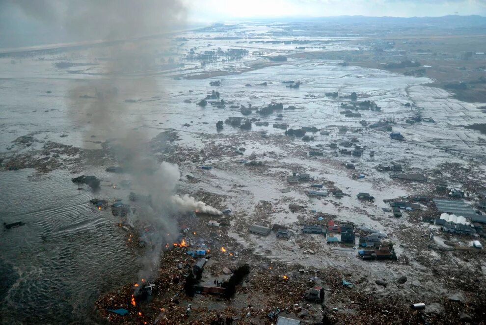 Землетрясение в 11 году. ЦУНАМИ В Японии в 2011. Япония 2011 землетрясение и ЦУНАМИ. Япония Сендай ЦУНАМИ.