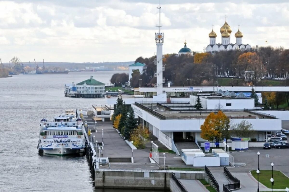 Город порт на волге. Речной порт Ярославль. Ярославский Речной вокзал. Ярославский Речной порт Ярославль. Ярославль набережная Речной вокзал.