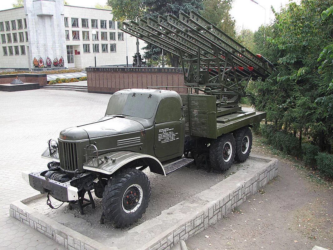 Завод выпускавший катюши. Chevrolet g7107 бм-13 катюша. Бм-13 катюша завод. Завод выпускавший катюши. Рсзо катюша бм-13.