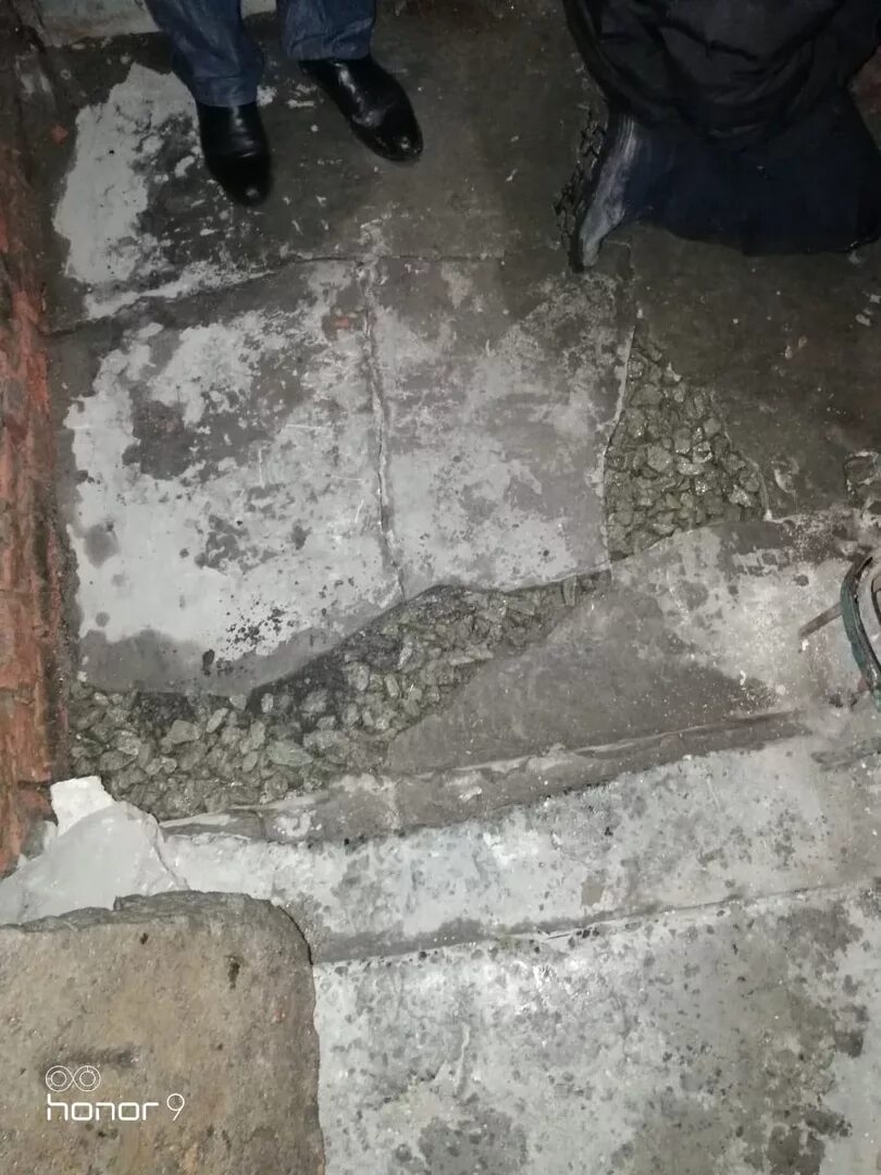 Просел пол. Девочка провалилась под пол в школе. Провалился пол в туалете. Девочка провалилась под пол в школе. Пол в подъезде.