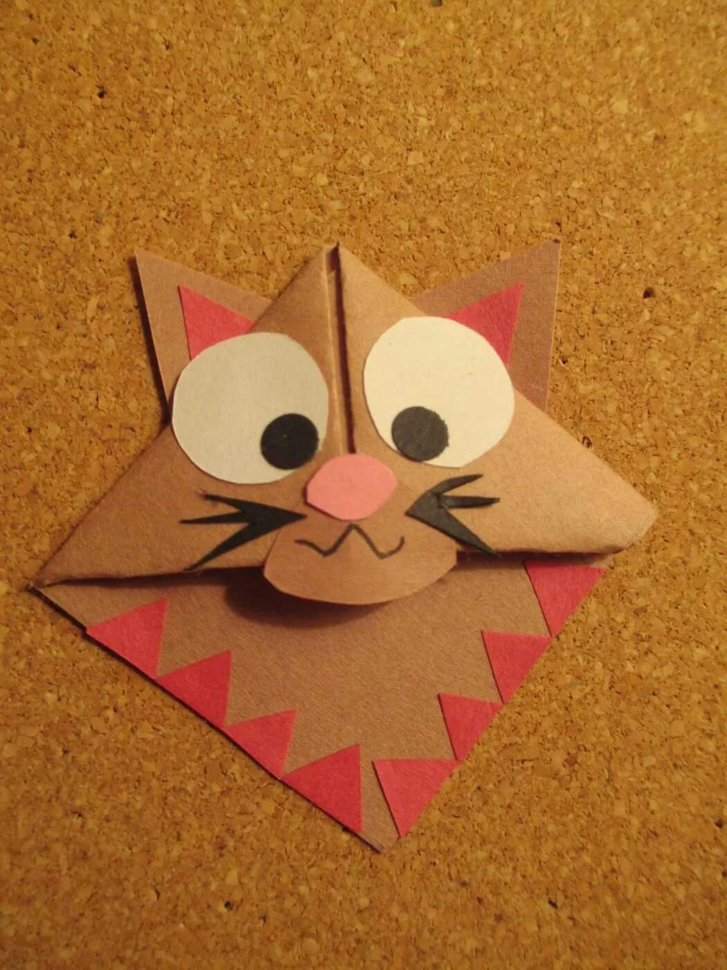 Простые закладки для детей. Бумажные закладки. Закладки для книг своими руками. Как сделать закладку из бумаги котика. Закладка уголок.