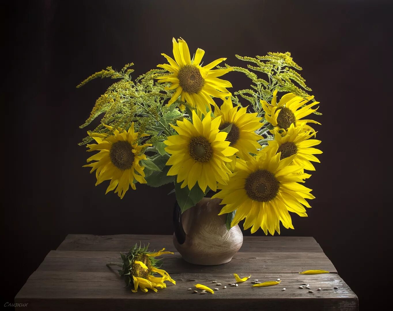 букет подсолнухов в вазе. подсолнухи в вазе. картина подсолнухи. букет подсолнухов. натюрморт с подсолнухами.