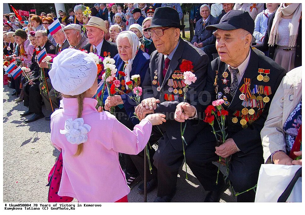 Идут ветераны слова. Ветеран с гвоздиками. Дети поздравляют ветеранов. Ветераны на параде Победы. Ветераны с цветами.