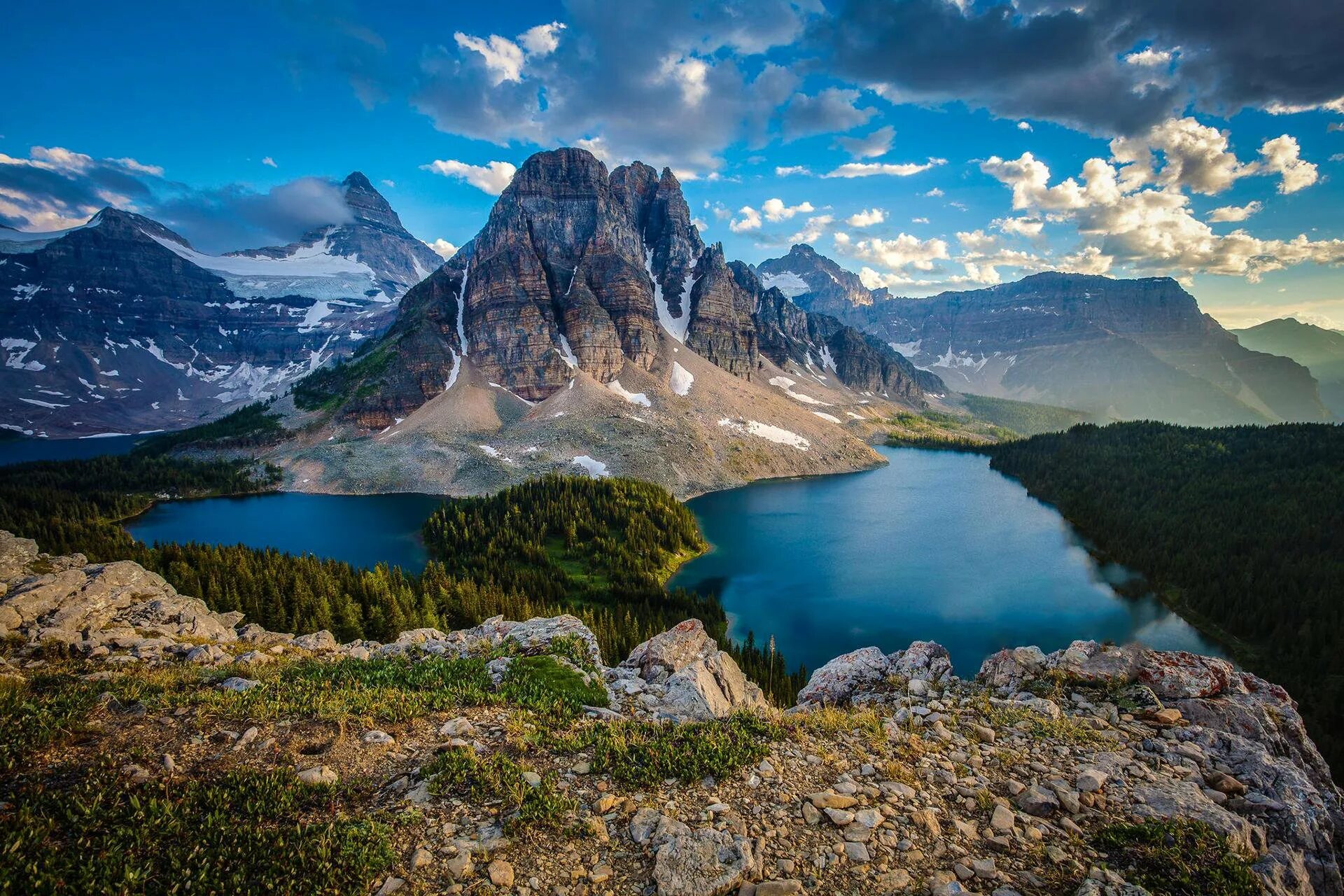 Фото по картинке. Гора ассинибоайн, Британская Колумбия, Канада. Природа. Человек на фоне гор. Человек и природа.