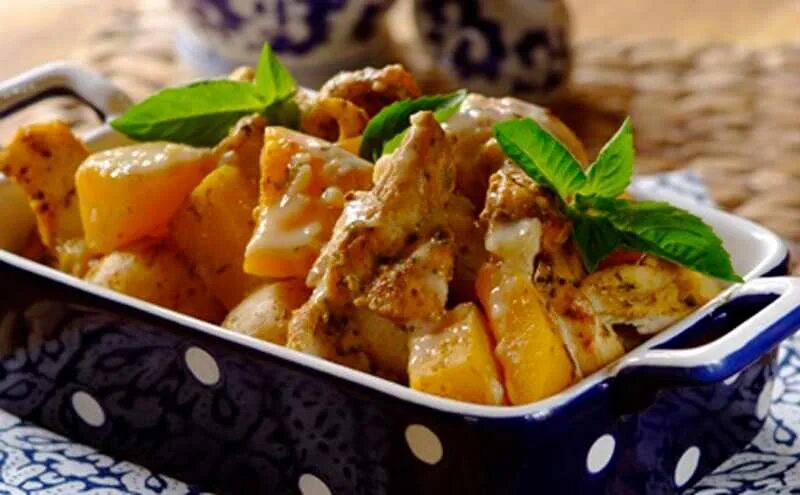 Сколько запекать картошку с филе. Куриное филе с картофелем. куриное филе с картошкой в духовке. картофель с куриным филе. картошка с филе курицы в духовке.
