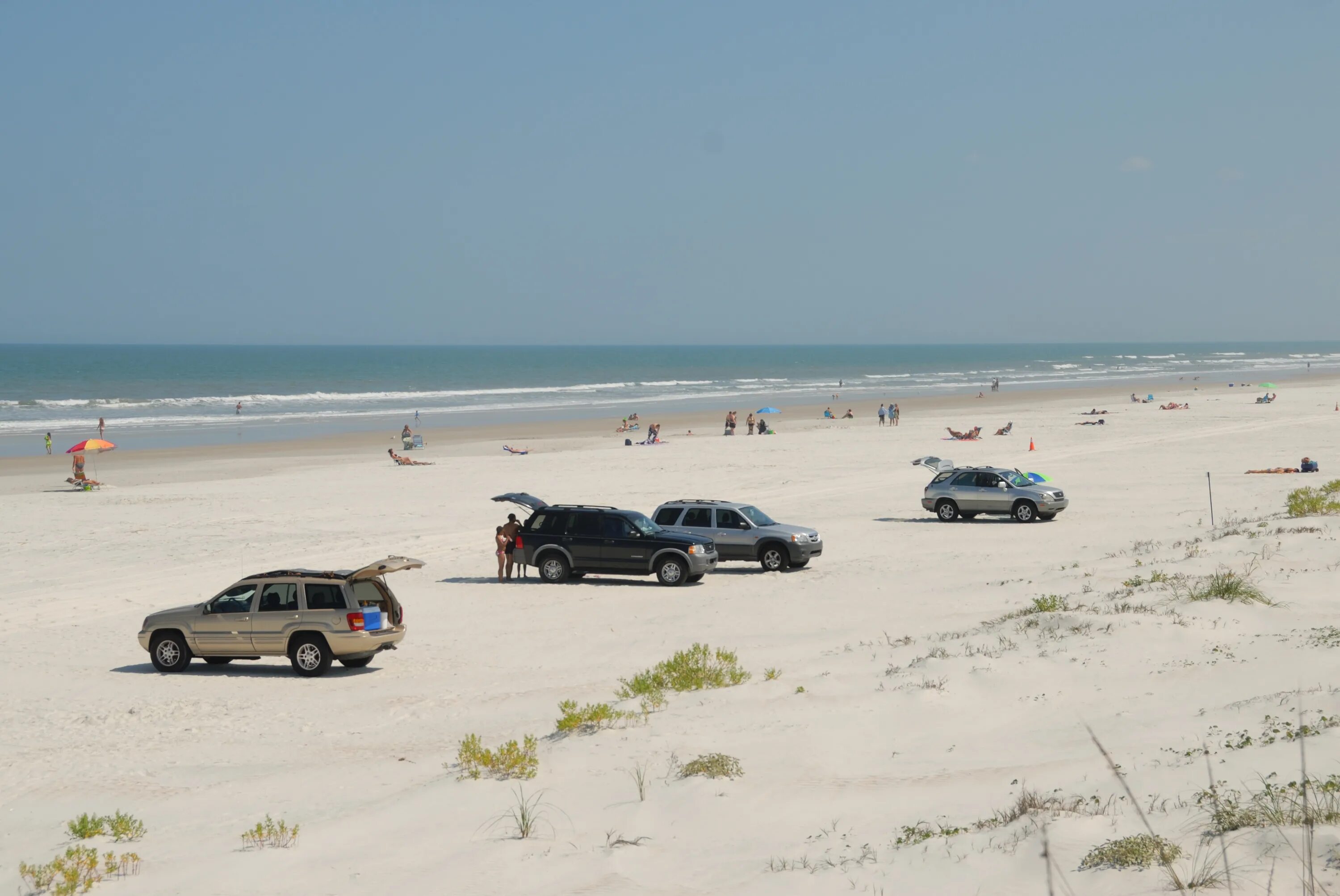 Ехать ли на черное море. Машина на пляже. Стоянка у моря. На машине к морю. Авто у моря.