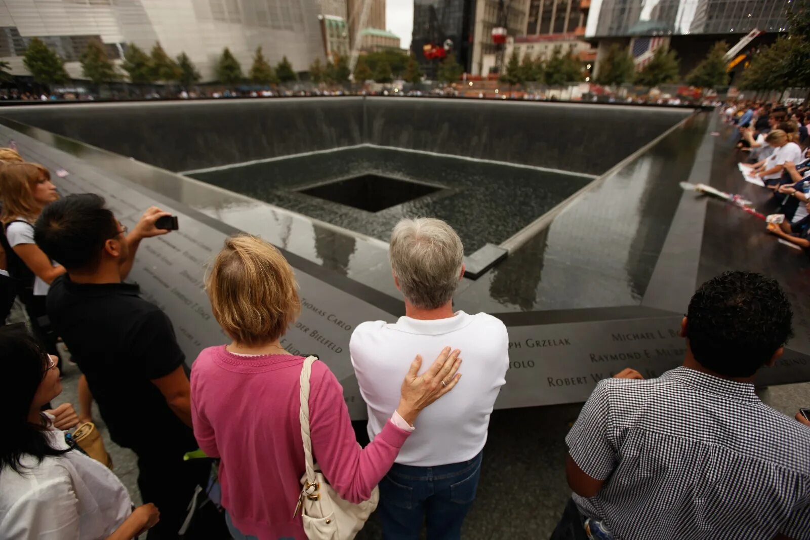 Сколько людей погибло 11 сентября 2001 года. Башни-Близнецы 11 сентября 2001. Башни Близнецы 11 сентября жертвы. Теракт 11 сентября 2001 люди выпрыгивают.