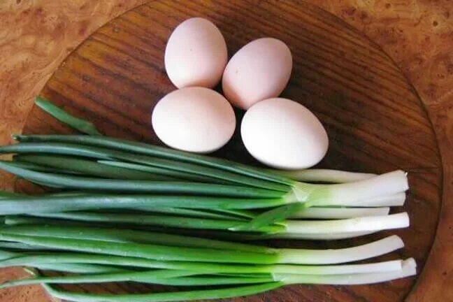 Вареный зеленый лук. Сельдерей вареный. Вареный зеленый лук. Вареный зеленый лук. Зеленые стебли для салата.