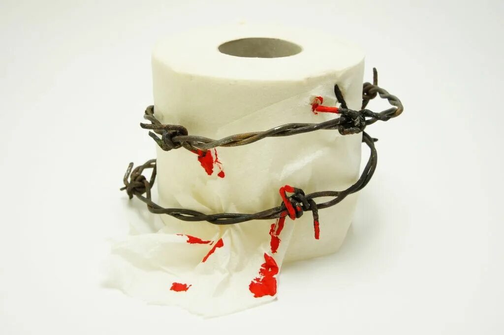 Кровь на туалетной бумаге. Туалетная бумага колючая проволока. Кровяная туалетная бумага. Геморрой кровь на туалетной бумаге. После стула крови на туалетной бумаге