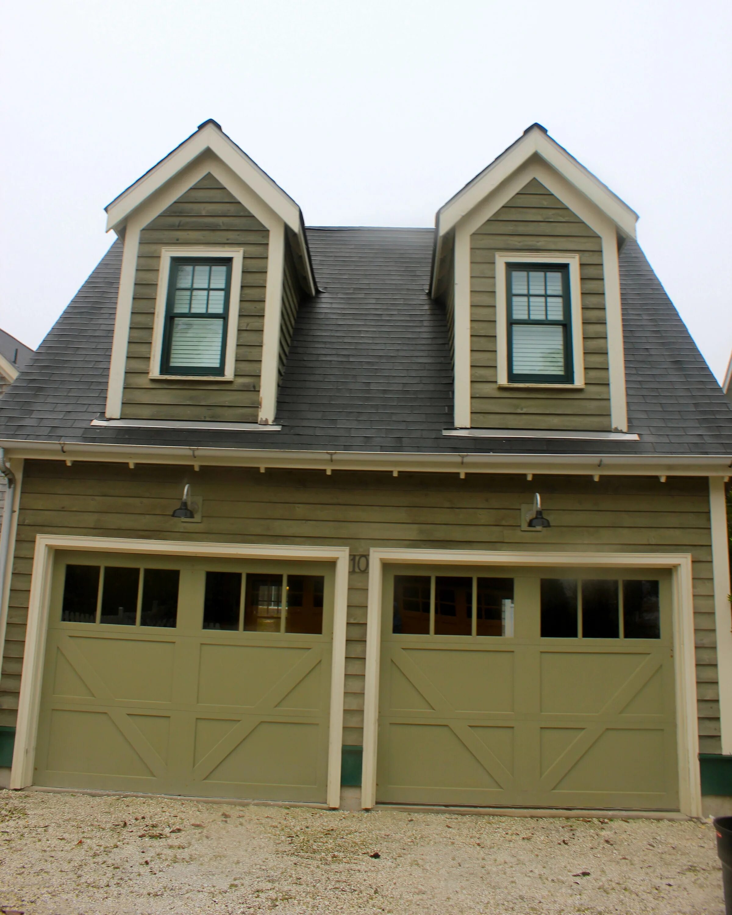 Дом оливкового цвета. Фасады домов оливкового цвета. Дом оливкового цвета. Дом оливкового цвета с серой крышей. Деревянный дом оливкового цвета.