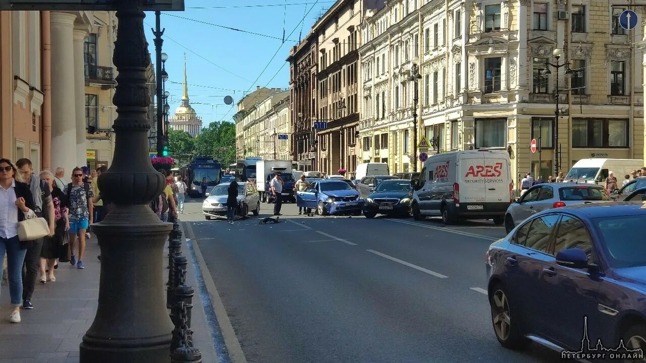 Перекресток набережной канала Грибоедова и Невского проспекта. Питер перекресток Невского и Адмиралтейского. Пробки на Невском проспекте.