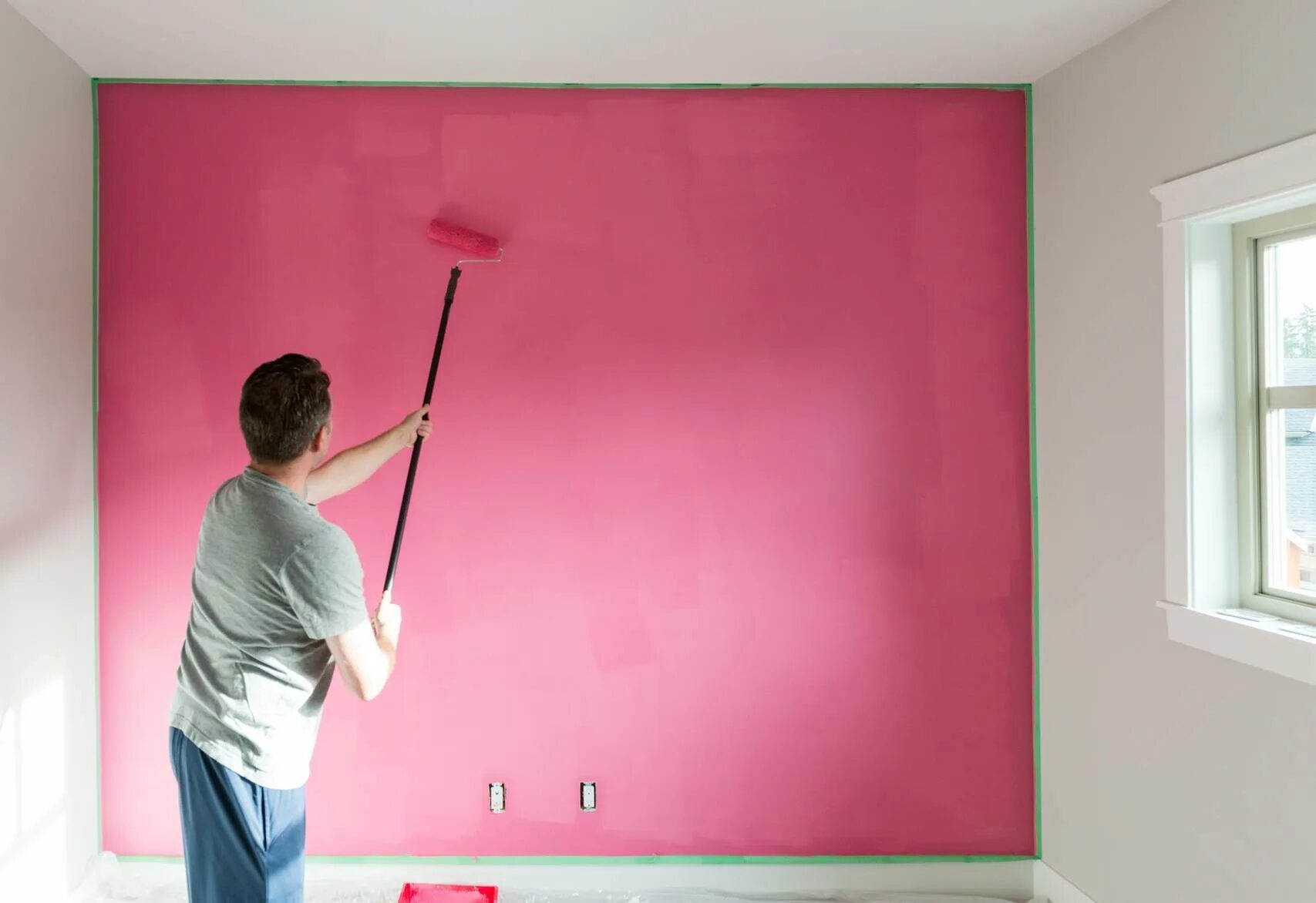 Какой краской можно красить обои. Краска для стен. Окраска стен. Окрашивание стен в квартире. Покраска стен водоэмульсионной краской.