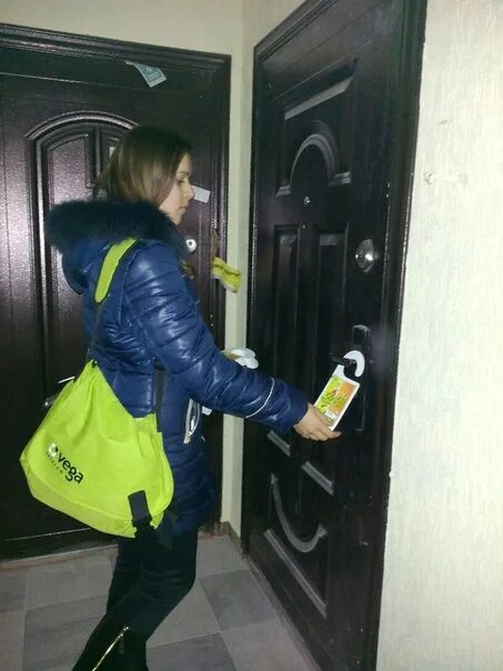 Курьер несовершеннолетний. Реклама по почтовым ящикам. Почтальон на дому. Разнос листовок по почтовым ящикам. Почтальон в подъезде.