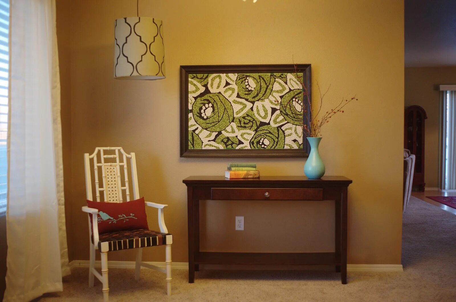 Что можно сделать из остатков обоев. Что можно сделать из остатков обоев. Декор стен из остатков обоев. Декор интерьера своими руками. Панно из ткани на стену.