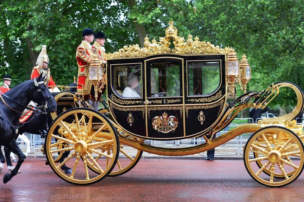 Карета. Карета королевы Великобритании 2021. Королевская карета у Букингемского дворца. Букингемский дворец Каретный двор. Королевский экипаж карета.