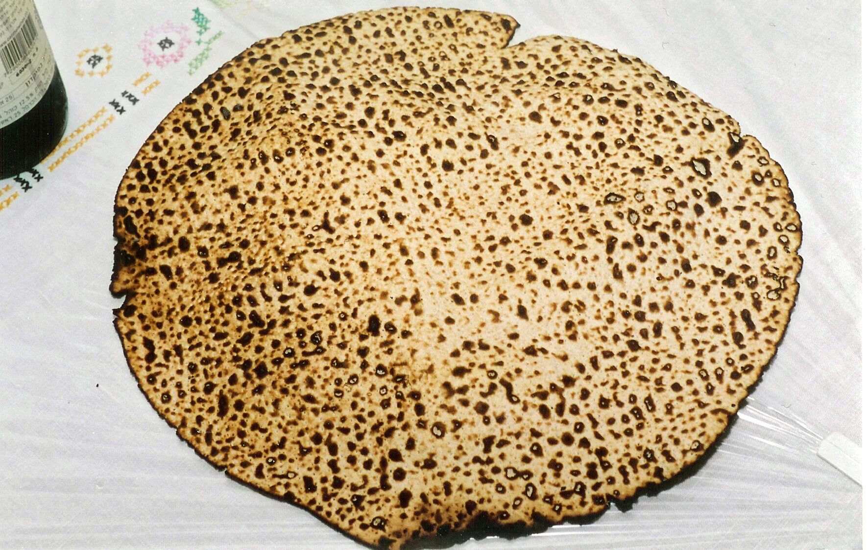 Маца что это. Еврейский хлеб Маца. Маца шмура. Маца что это у евреев. Маца это еврейские лепёшки.