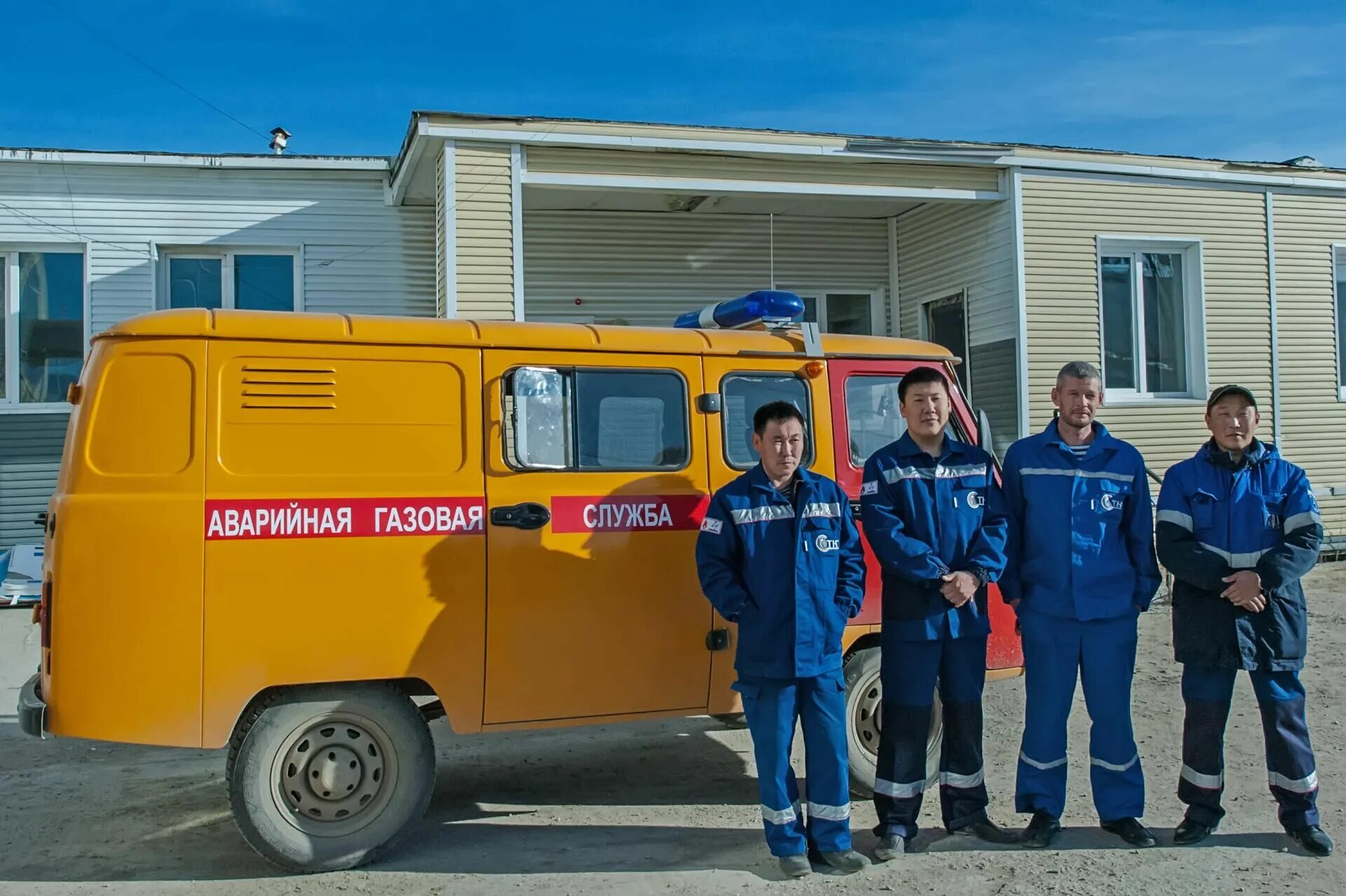 Аварийная черкесск. Аварийная газовая служба. Аварийная газовая служба машина. Аварийная служба газовой сети. Машины аварийной службы газа.