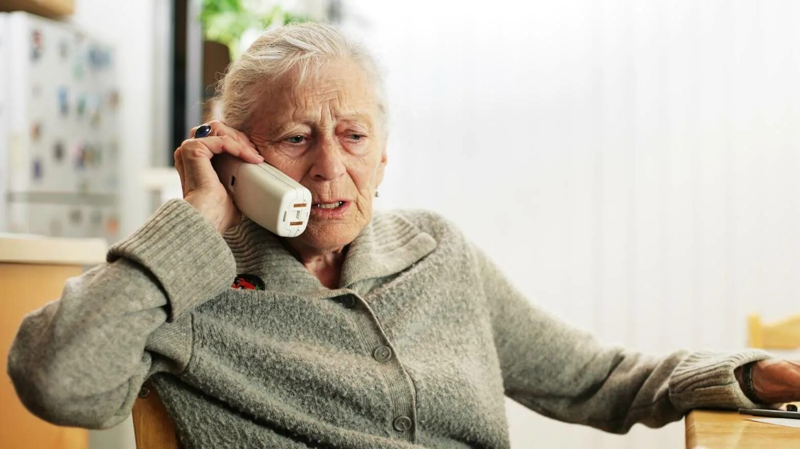 Под старым телефоном. Телефон для пенсионеров. Бабка с телефоном. Бабушка с мобильником. Старушка с телефоном.
