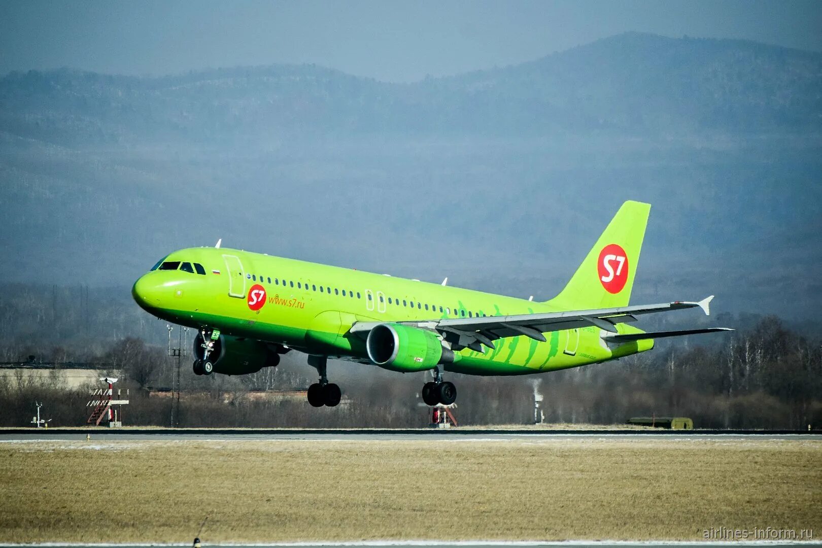 Билеты на эссевен авиабилеты. Самолёты авиакомпании s7 Airlines. Самолет Джей Севен. Эссевен s7. Аэробус а320 Нео s7.