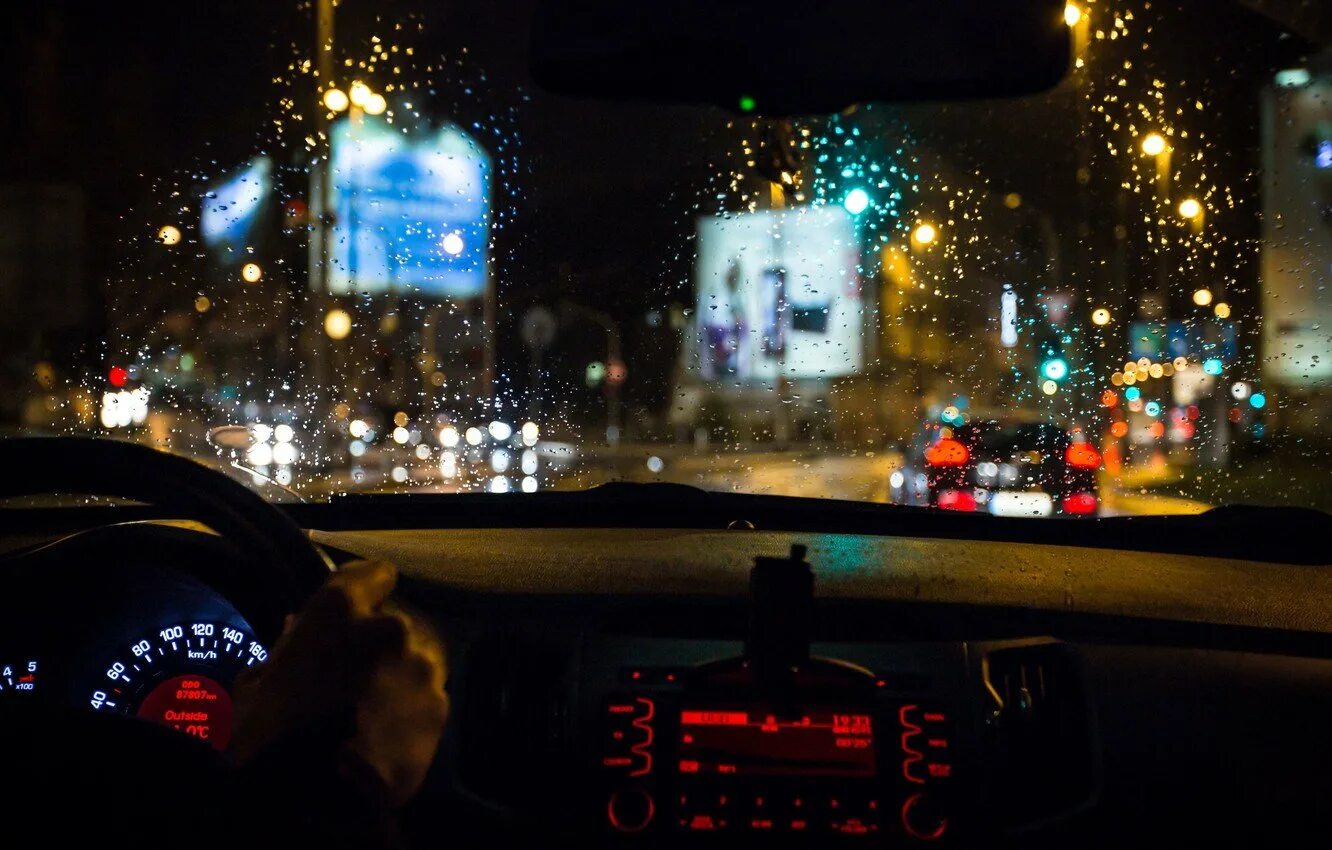 За рулем ночью. Вид из машины ночью девушка. Ночная музыка в машину. Салон автомобиля ночью. За рулем машины.