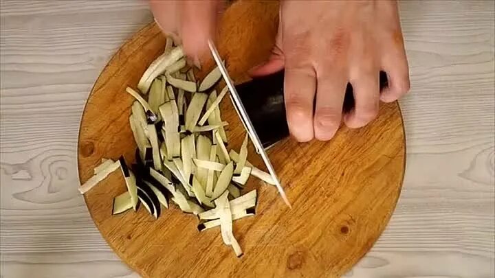 Как нарезать баклажаны брусочками фото Салат с баклажанами 10 простых и вкусных рецептов с пошаговыми фото