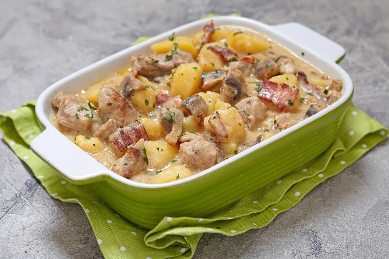 Свинина с картошкой сливка. Скоблянка в сливочном соусе с грибами. Мясо с грибами. Эскалоп с грибным соусом. Свинина запеченная с картофелем.