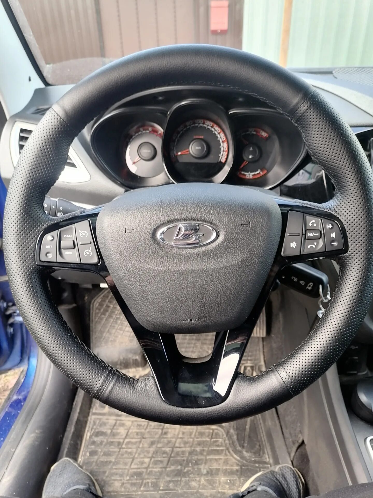 Как снять вставку руля веста Наконец то решился на кожаный руль) Lada Vesta, 1,6 л, 2018 года тюнинг DRIVE2