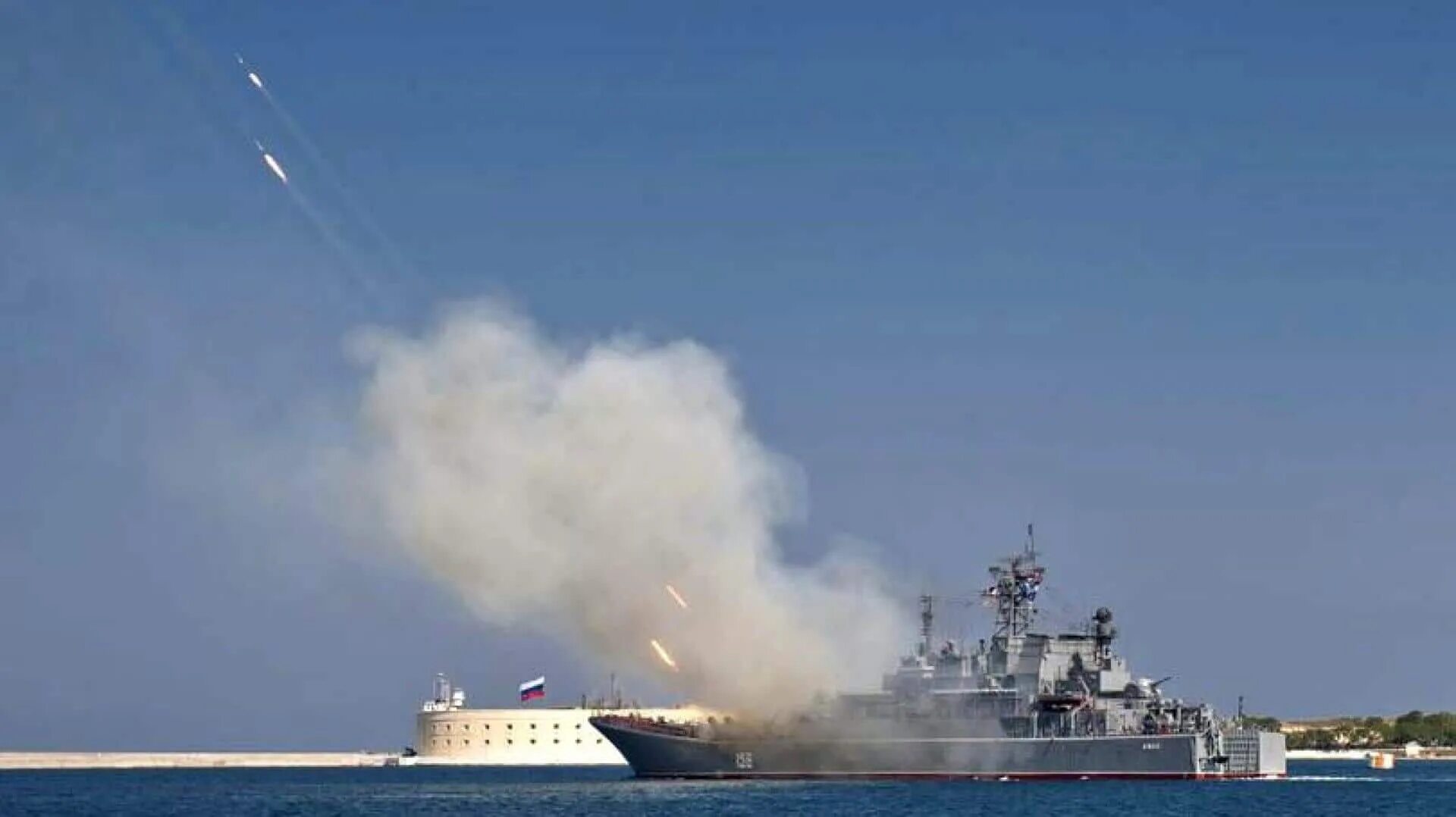 надводный дрон в севастополе. российские боевые корабли. корабли в керченском проливе. атака на корабль в крыму. атака на корабль в крыму.