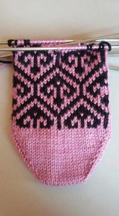 Вязаные жаккардовые следки. Тапочки спицами жаккард. Следки с жаккардовым узором. Следки жаккардом. Джурабы следки.