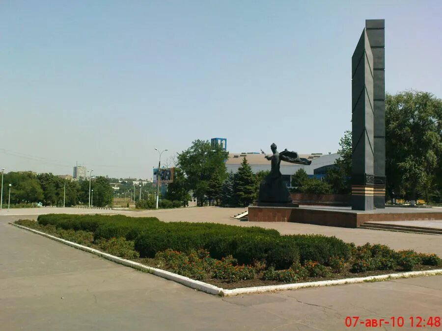 Площадь мариуполя км2. Мариуполь 2010. памятник жданову в мариуполе. мариуполь обелиск. мариуполь центральная площадь.