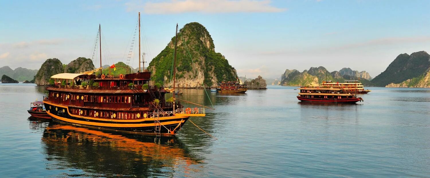 Остров хане. Банановый остров Ханой Вьетнам. Halong Bay Panorama. Halong Bay Panorama line Rock.