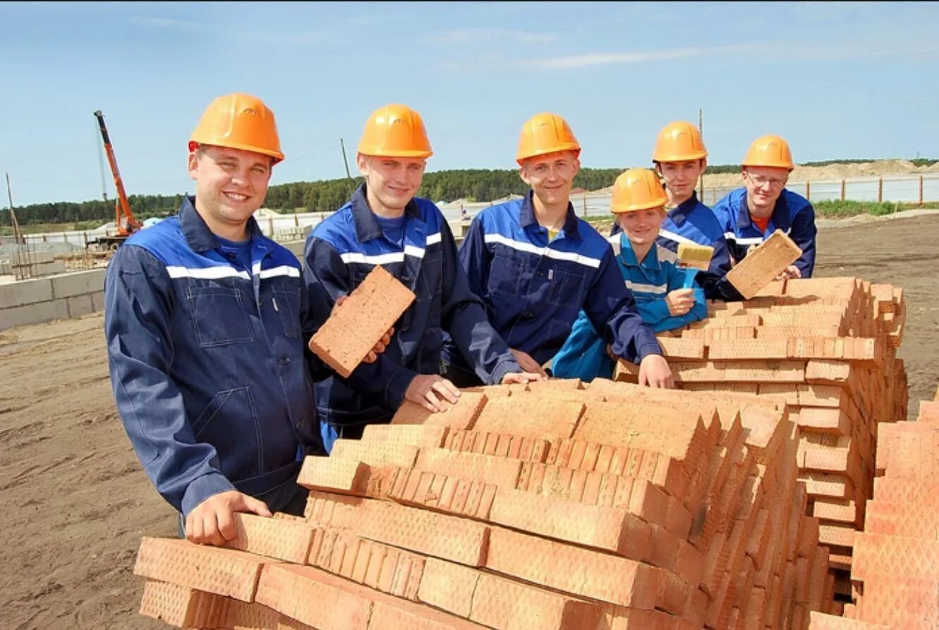 Первый строитель в россии. Рабочие на стройке. Строительная бригада. Стройка и строители. Строительные работы.