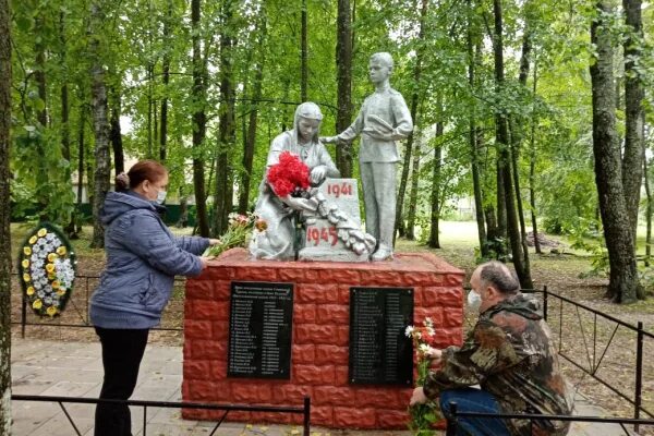 Погода в шаровичах. Село Шаровичи Брянская область. Шаровичи Рогнединский район Брянская область. Обелиск а Кисляково Рогнединского района Брянской области. Братская могила село Шаровичи Брянской области.