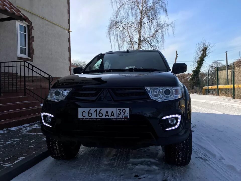 ДХО Mitsubishi Pajero Sport 2. Ходовые огни на Паджеро спорт 2. Ходовые огни Mitsubishi Pajero Sport 2. Митсубиси Паджеро спорт 2 ходовые огни.