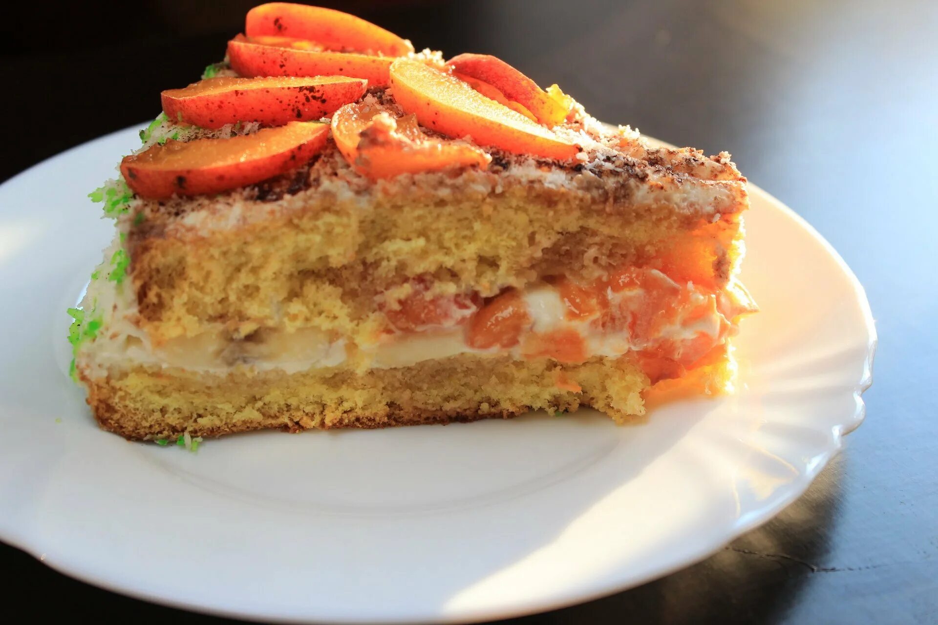 торт йогуртовый с фруктами. фруктовый торт с бисквитом. тортик бисквитный с фруктами. бисквитный торт. фруктовый торт с бисквитом.