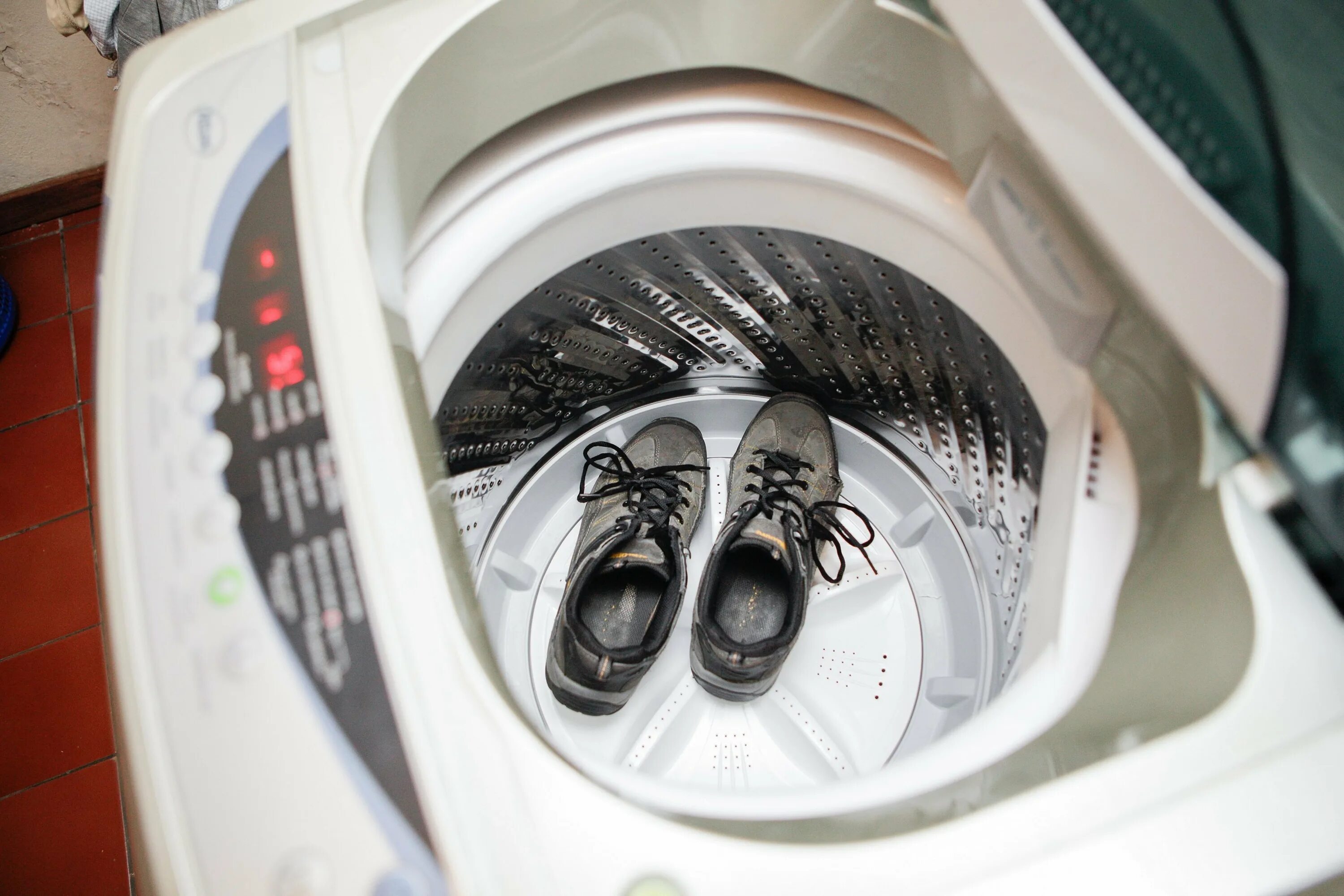 Можно стирать кожаные кроссовки в стиральной машине. Кроссовки в стиральной машине. Стиральная машина для обуви. Стиральная машина для кроссовок. Машинка для стирки кроссовок.