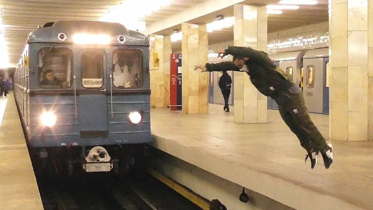 Кинул в метро. Человек сбрасывается под поезд. Прыгнул под поезд в метро. Человек прыгнул под поезд.