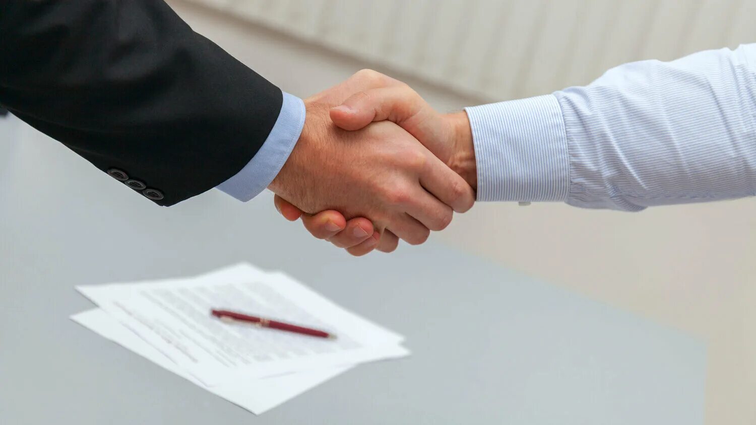 Подписание соглашения. Подписано соглашение женские и мужские руки. Руки подписание контракта. Подписывание договоров руки. Контракт рукопожатие.