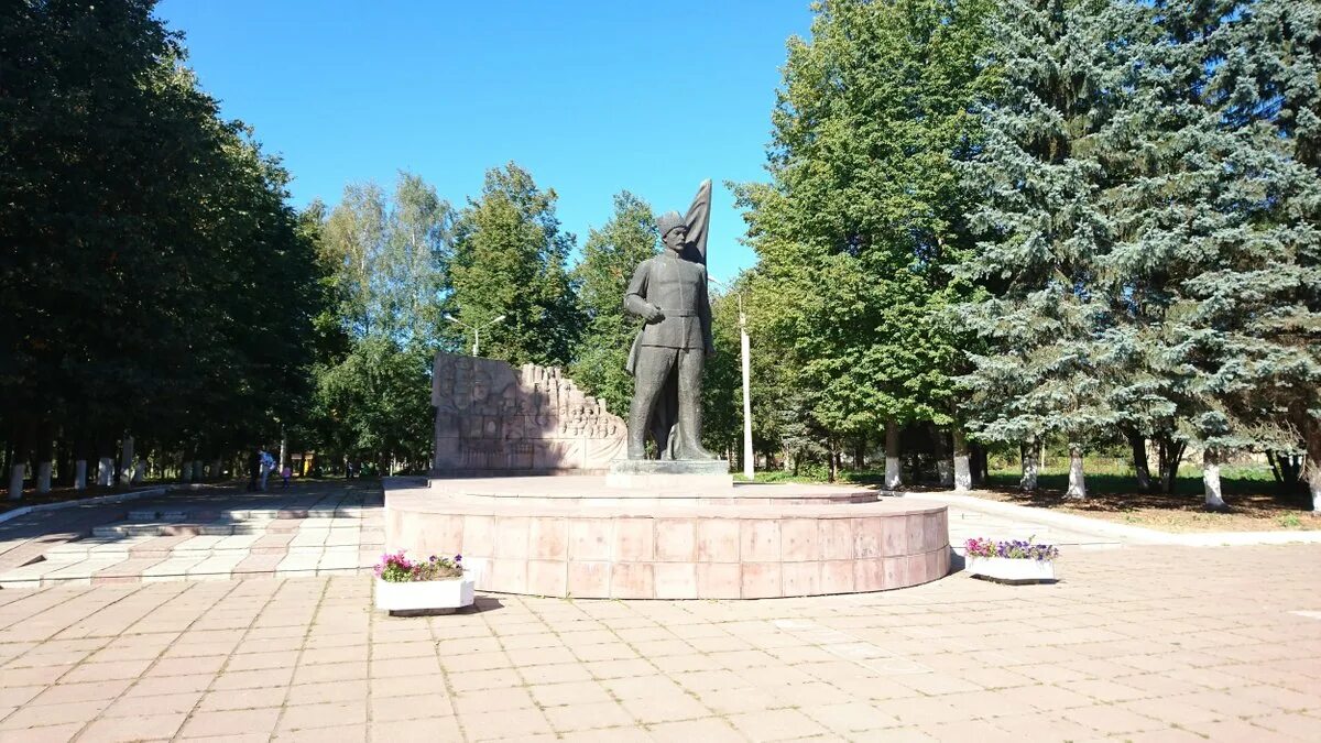 Г гагарин памятники. Памятник ф.ф. Солнцеву. Памятник Солнцева в Гагарине. Парк Солнцева в городе Гагарин. Памятник Солнцеву в городе Гагарин.