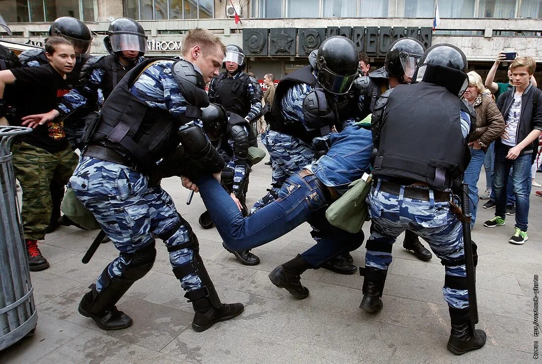 Кусюк Беркут. Омоновцы на митинге в Москве.