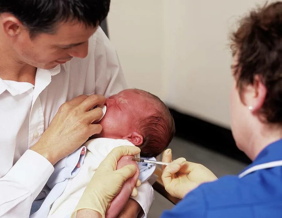 Вакцинация новорожденных БЦЖ. Вакцинация БЦЖ новорожденному. Прививки для новорожденных в роддоме. Вакцинация новорожденных в родильном доме.