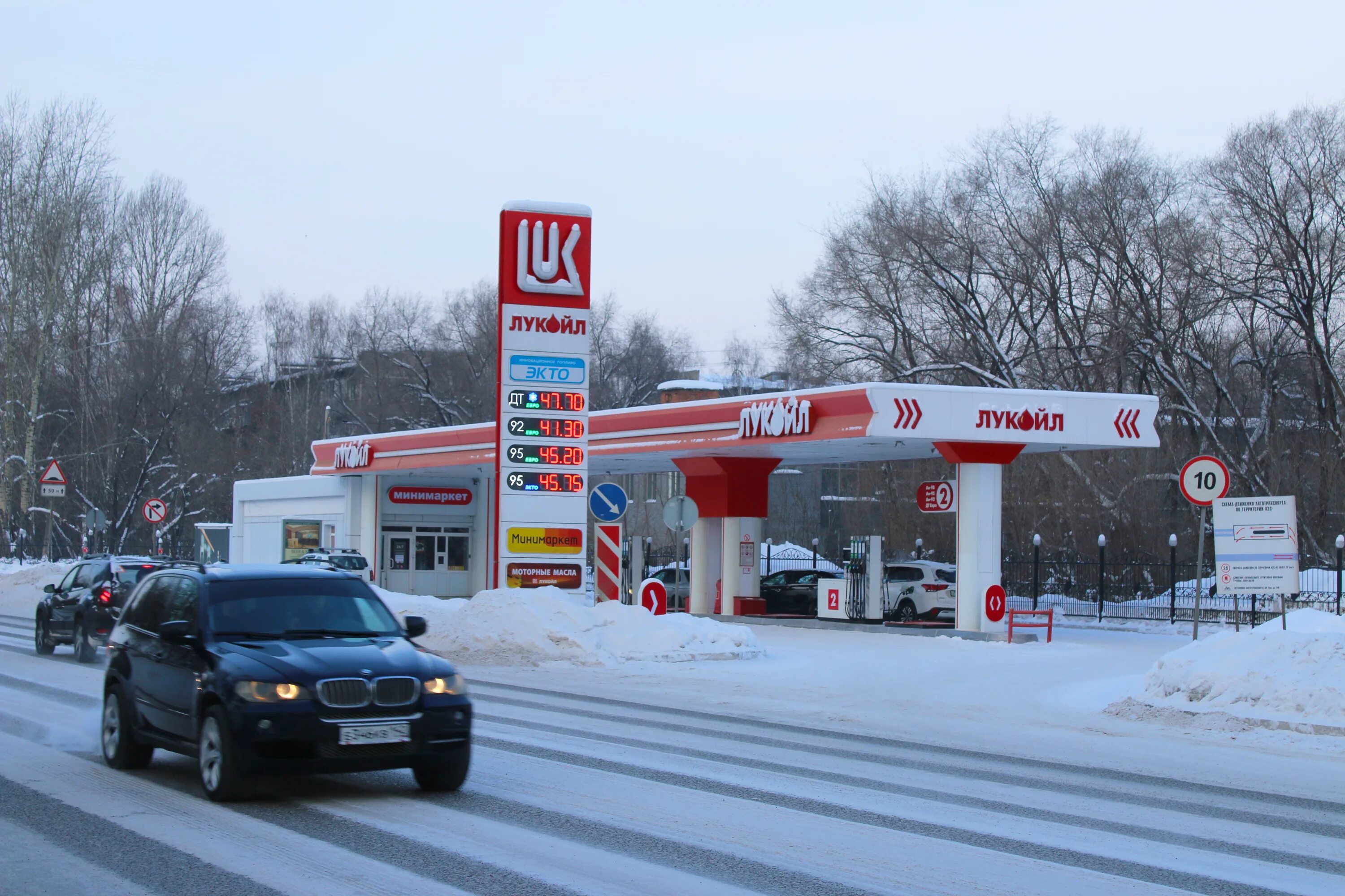 Плохо льется бензин в бак при заправке. Нефтесиб мобильные азс. Сибирьнефтегаз нижневартовск. Бензин на ямале. Бензин нягань.