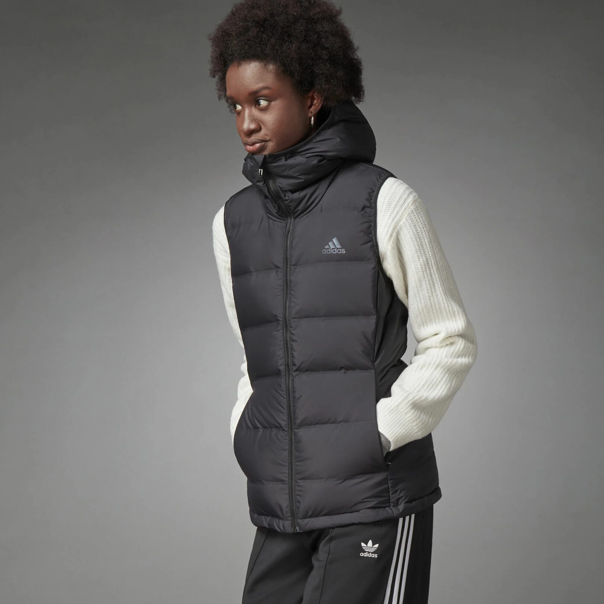 Adidas жилет мужской aj6356. Жилет теплый спортивный. Nike sportswear taiwan жилетка. Безрукавка адидас женская с капюшоном. Адидас жилетки мужские с капюшоном.
