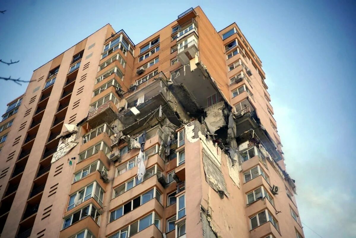 Разрушенные высотки. Многоэтажка в киеве ракета. Детский клуб ракета. Взорванное здание в киеве. Ракета во дворе.